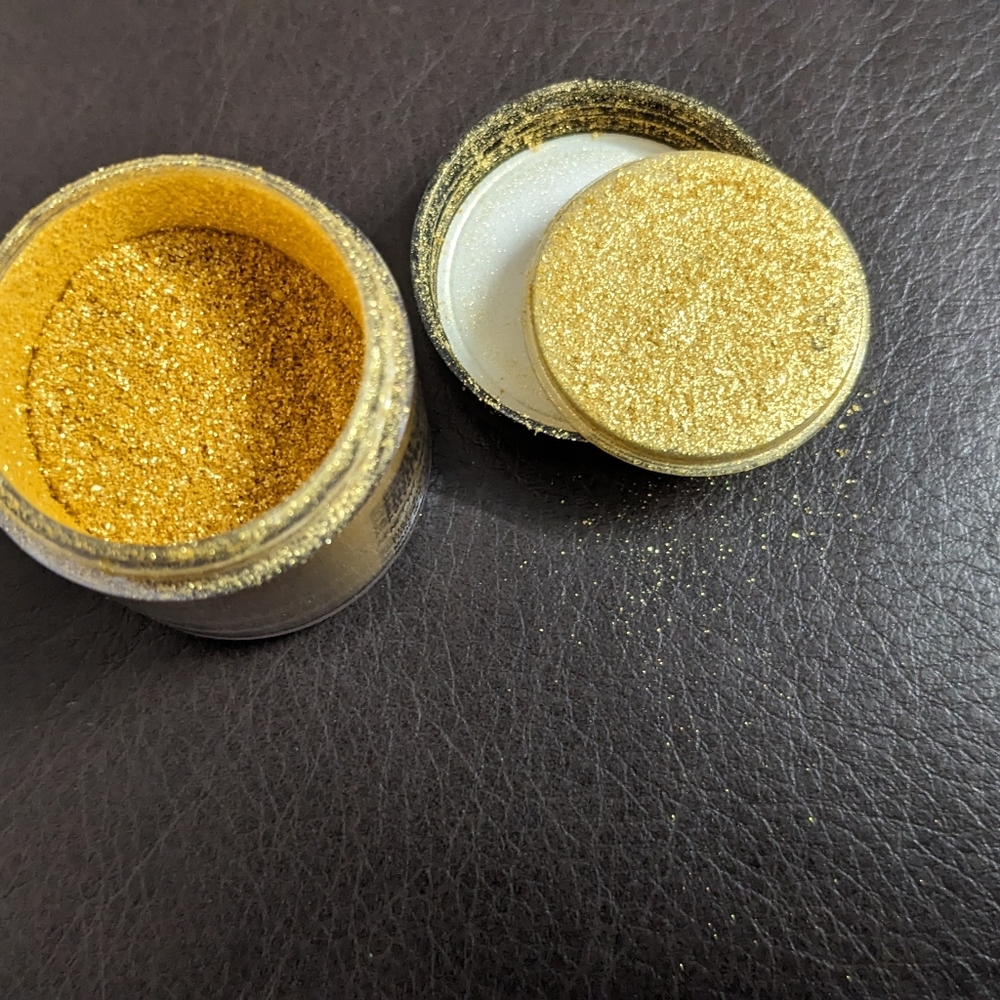 MAC pigment Golden Lemon in old style jar